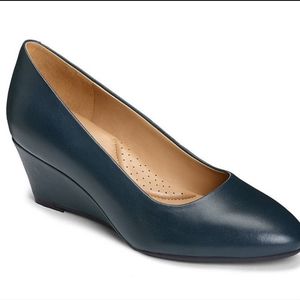 Aerosoles navy leather pumps